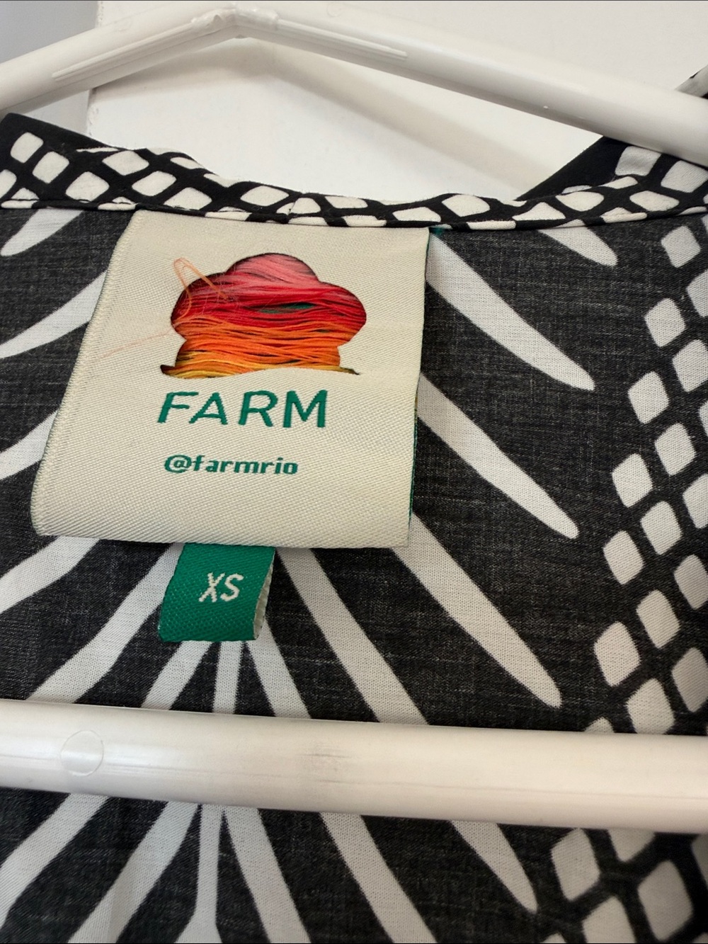FARM Rio Black & White Tropical Print V-Neck Midi Dress - Picture 4 of 12